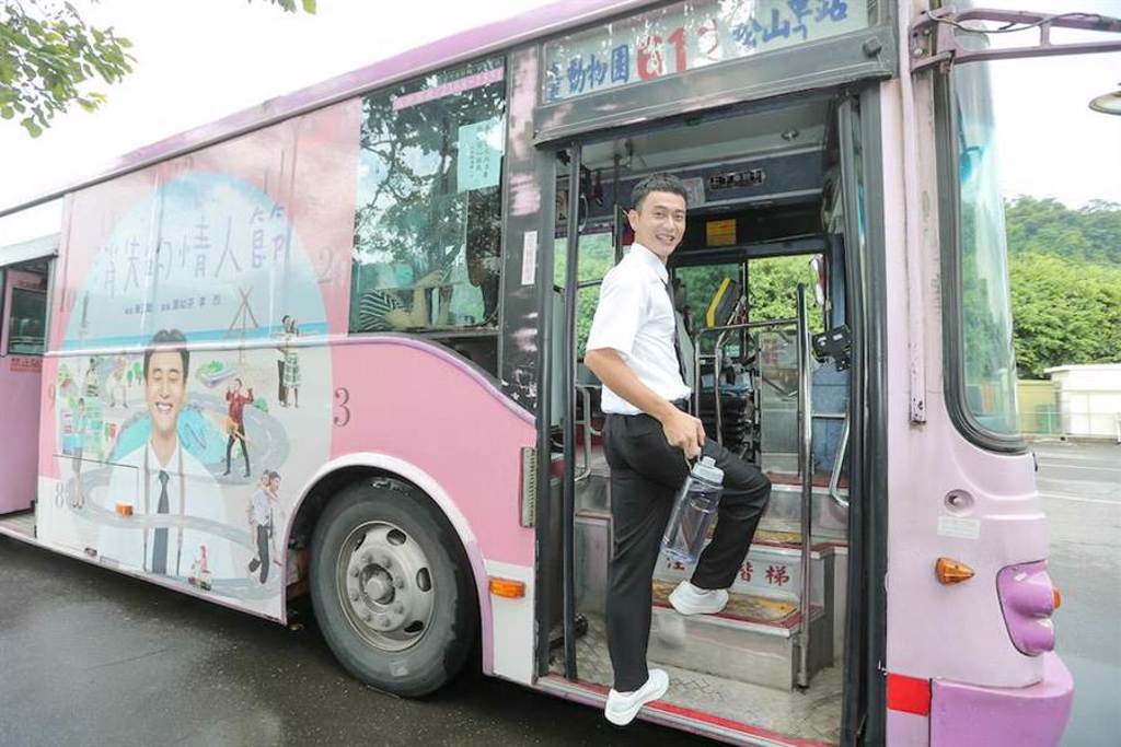 劉冠廷提著水壺上公車。（盧禕祺攝）