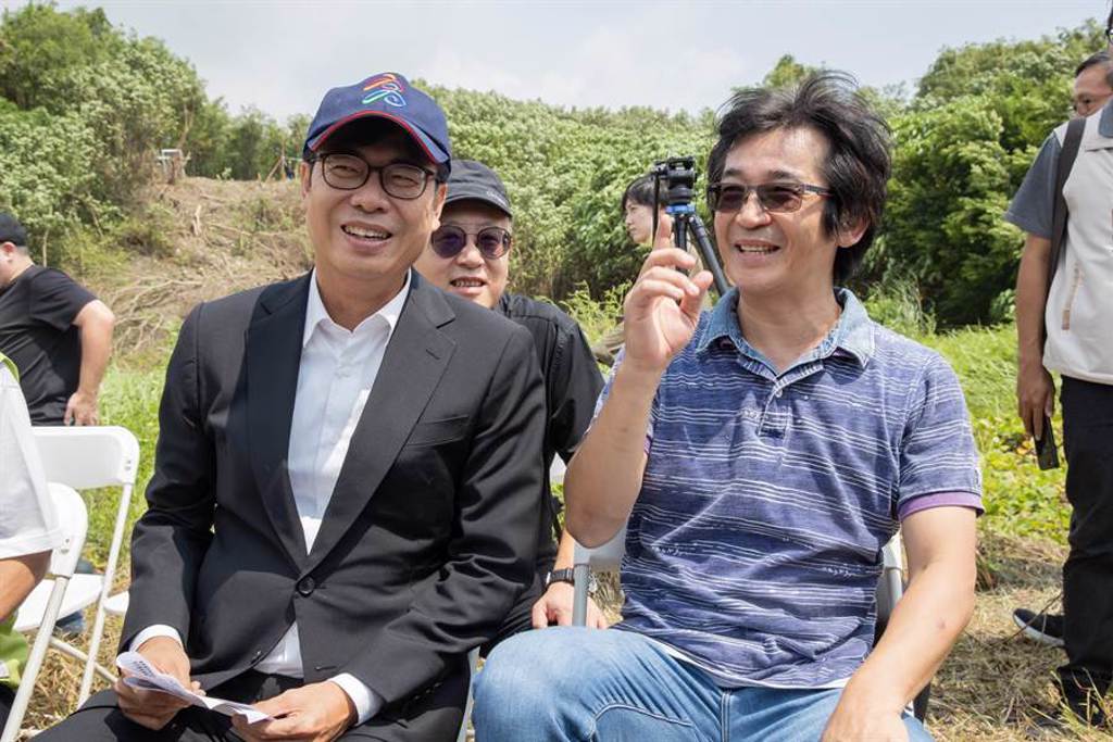 導演魏德聖（右）與高雄市長陳其邁出席《臺灣三部曲》電影場景搭建動工儀式。（米倉影業提供）