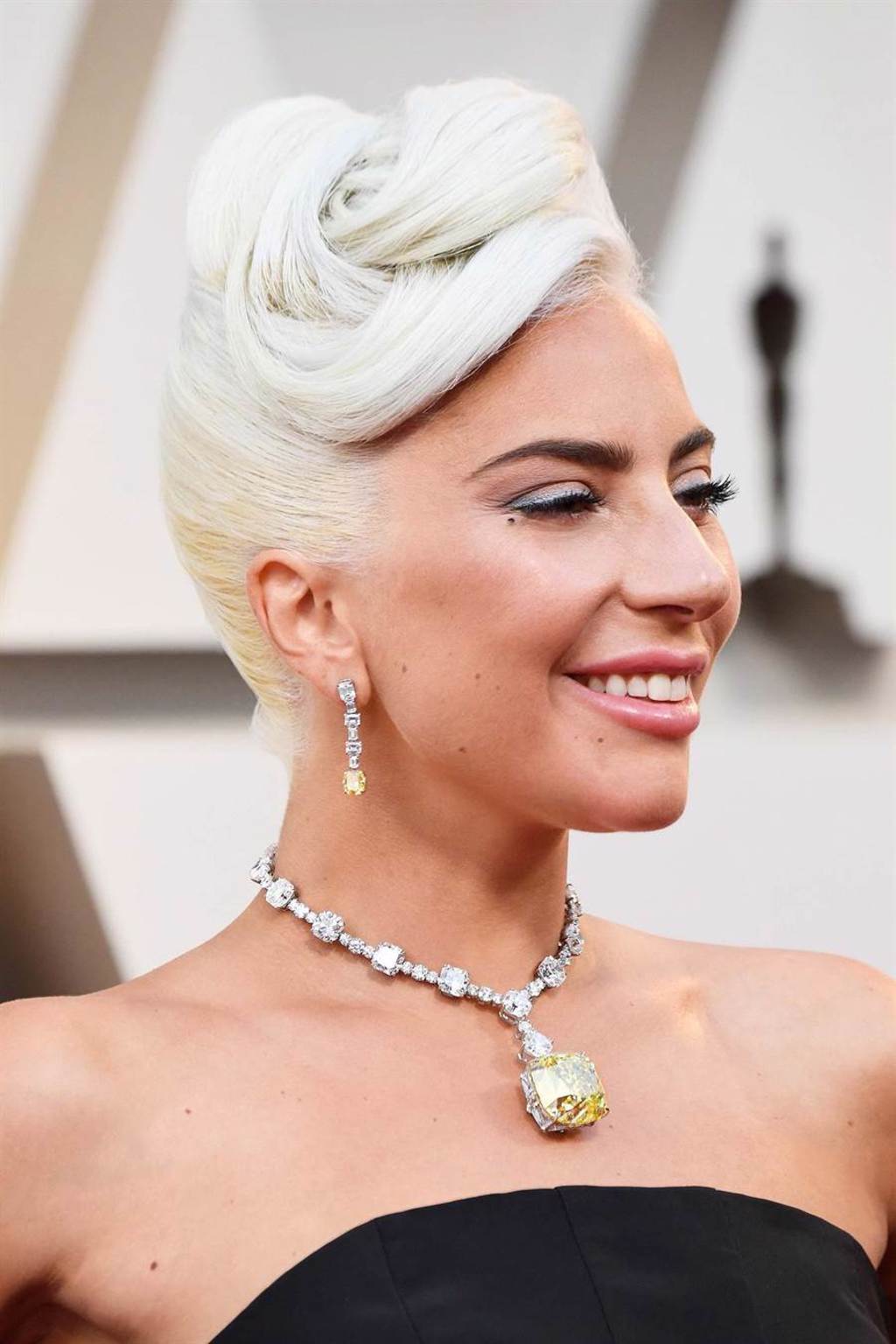 女神卡卡去年佩戴Tiffany傳奇黃鑽項鍊出席奧斯卡頒獎典禮。（Tiffany提供）