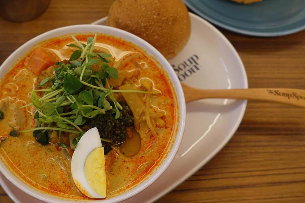 新加坡餐飲品牌「The Soup Spoon匙碗湯」新加坡風味叻沙雞湯。（黃采薇攝）