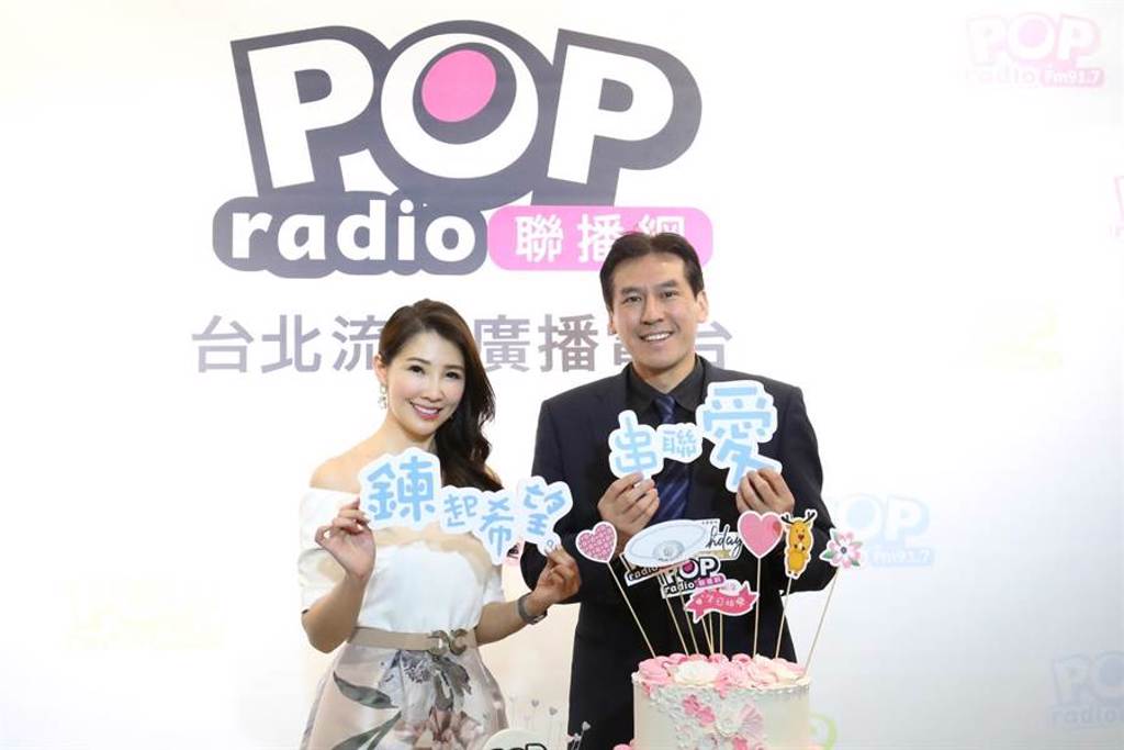 黃暐瀚(右)送上蛋糕慶POP Radio台慶,也預祝林書煒(左)能如願拿下廣播金鐘獎。（POP Radio提供）