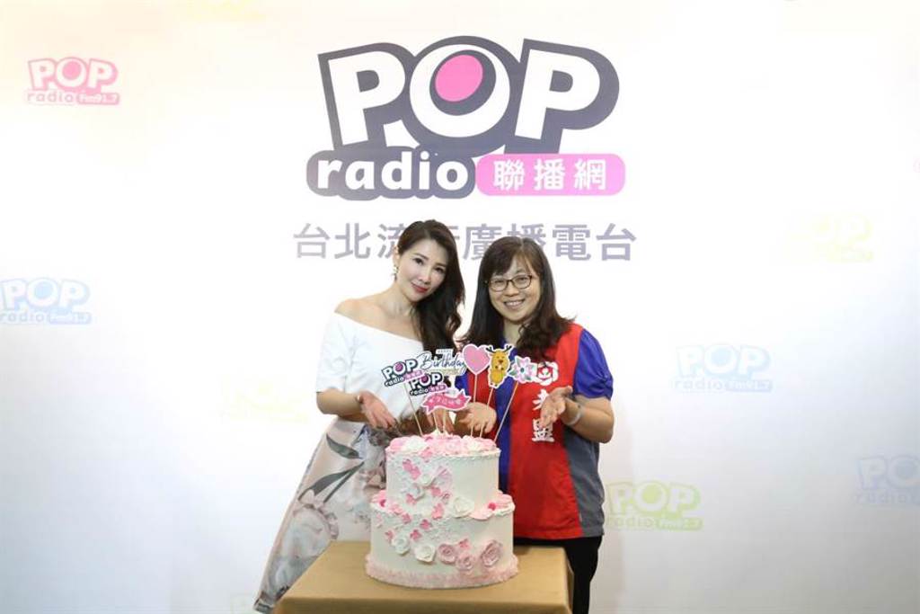 POP Radio台長林書煒(左)與老盟秘書長張淑卿合力完成蛋糕裝飾。（POP Radio提供）