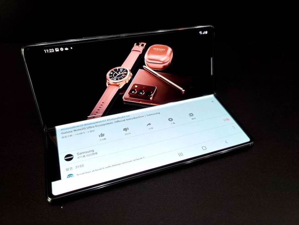 全新的Galaxy Z Fold2的升級版Flex模式，不管在相機、視訊通話、影片播放等APP中都能靈活使用。（石欣蒨攝）