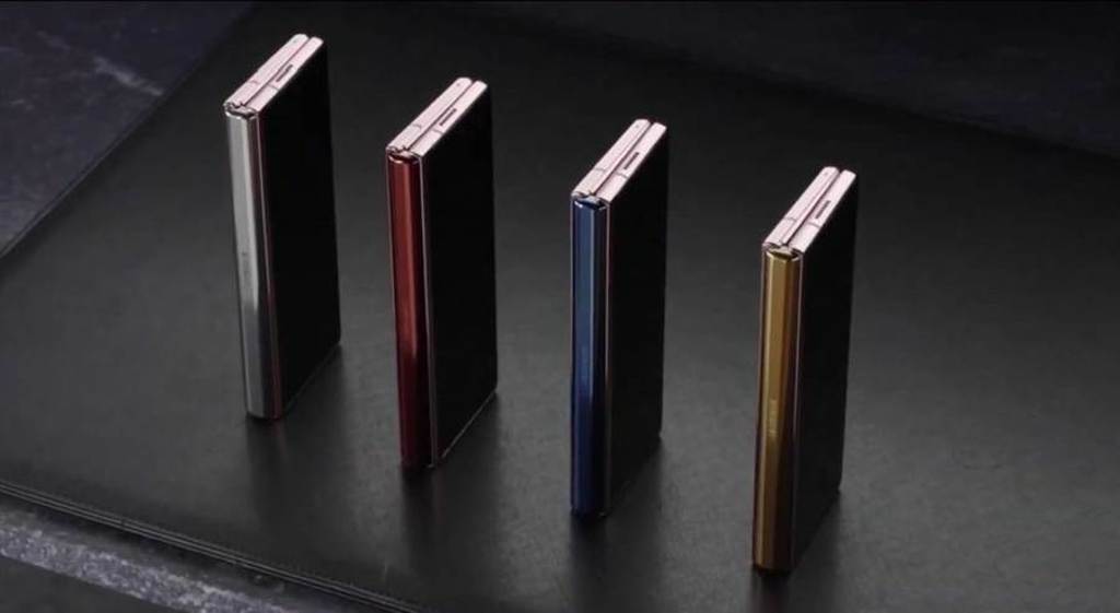 三星Galaxy Z Fold2於特定市場推出在三星官網上，可為使用者提供轉軸顏色客製方案，共推出4款獨特色彩，包括銀、金、紅與藍選擇。（翻攝直播畫面）