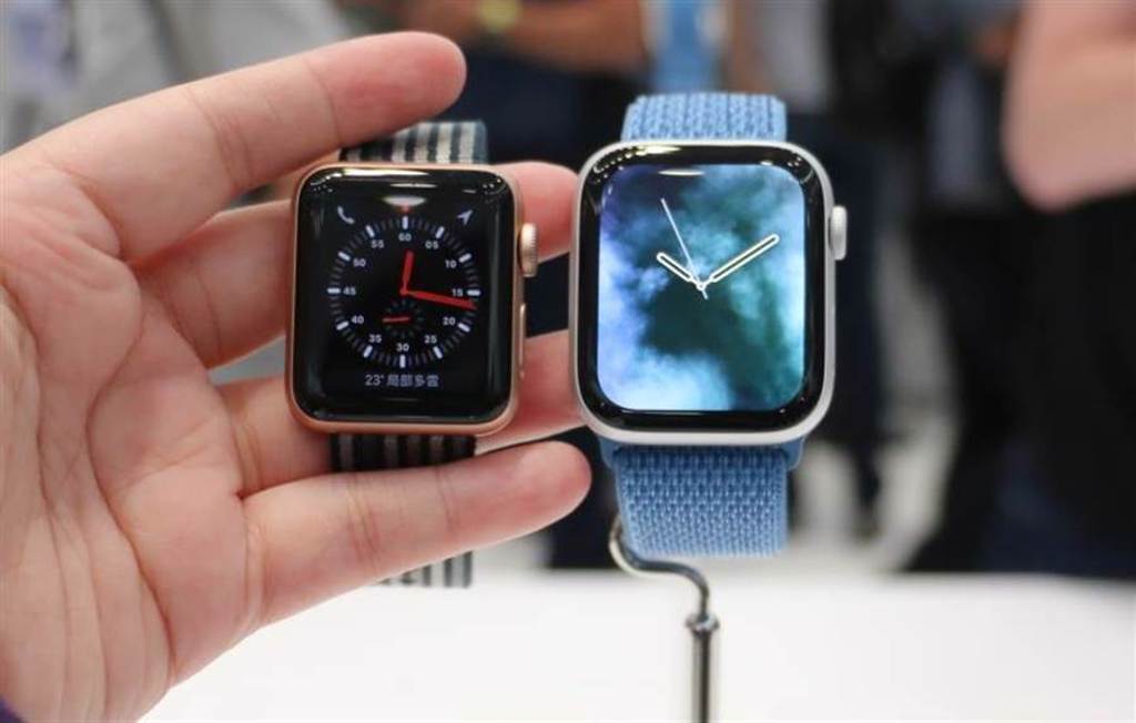 傳蘋果將是推出2款新Apple Watch，兩者之間較明顯的差異之一就是平價款螢幕規格較低，可能不會採用全面螢幕設計。圖為Apple Watch Series 3 38mm （左）與Series 4 44mm（右）對比。（黃慧雯攝）