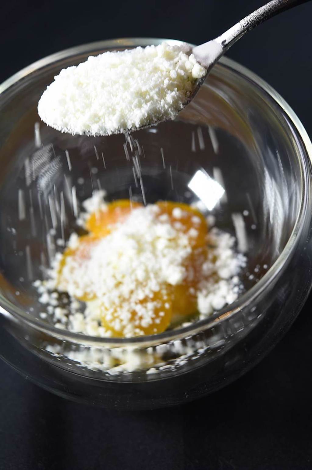 〈優格．黃甜椒．白乳酪〉上桌時會現場灑下用液態氮急凍的優格粉，除了提味，也使之入口更冰涼。（圖／姚舜）