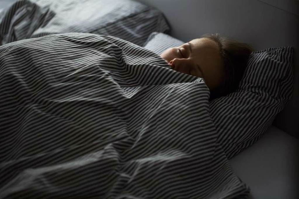 很多人有半夜鬼壓床的經驗，其實有些是睡姿或身體的問題，但也不乏與房子氣場不好有關。(達志影像/shutterstock)
