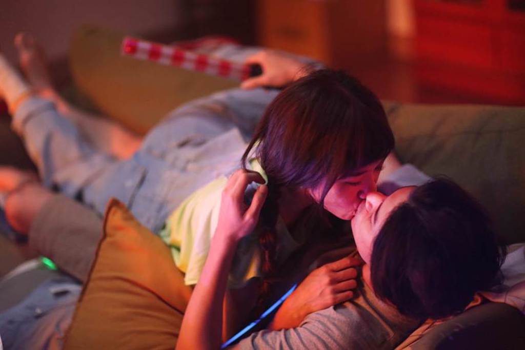 Lulu在最新主打歌曲〈搬家〉MV中，獻出第一次的吻戲。（環球音樂提供）