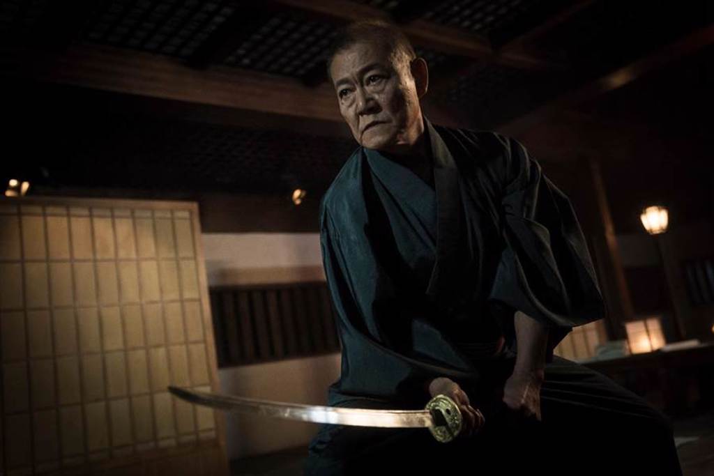 日本國寶級演員國村隼在《獵夢特工》展現劍道氣勢。（HBO Asia提供）