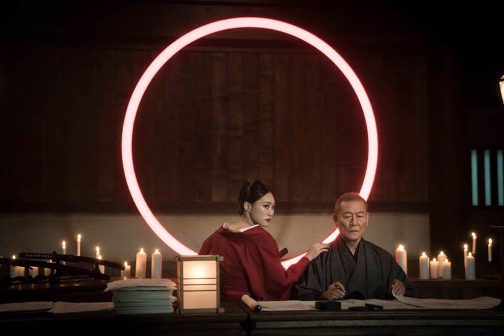 吳可熙和日本國寶級演員國村隼在《獵夢特工》有精彩對手戲。（HBO Asia提供）