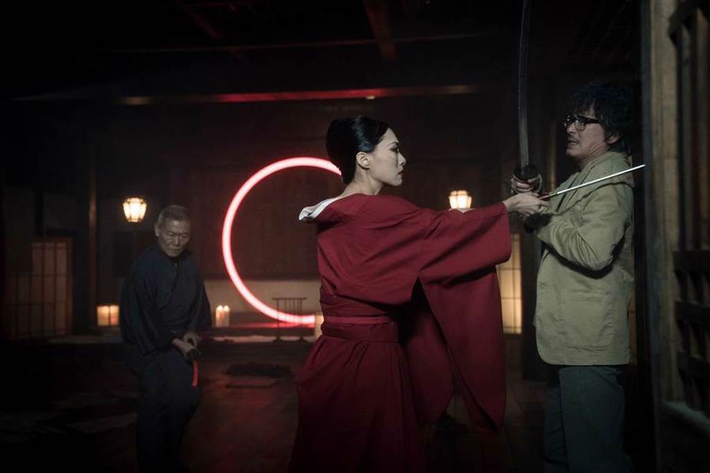 吳可熙在《獵夢特工》以持武士刀登場。（HBO Asia提供）