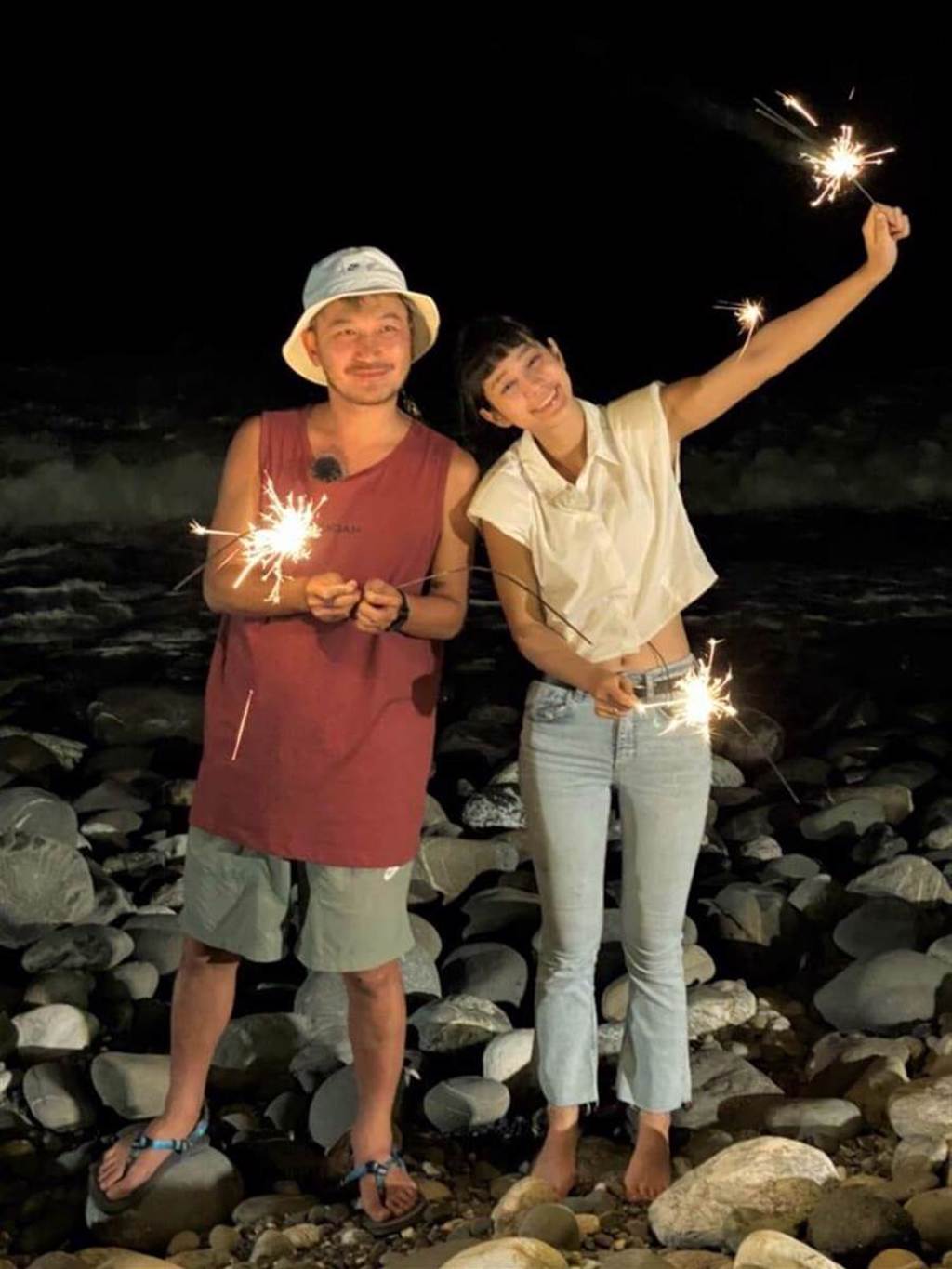 KID（左）、温貞菱海邊玩仙女棒，浪漫放閃。（東森提供）