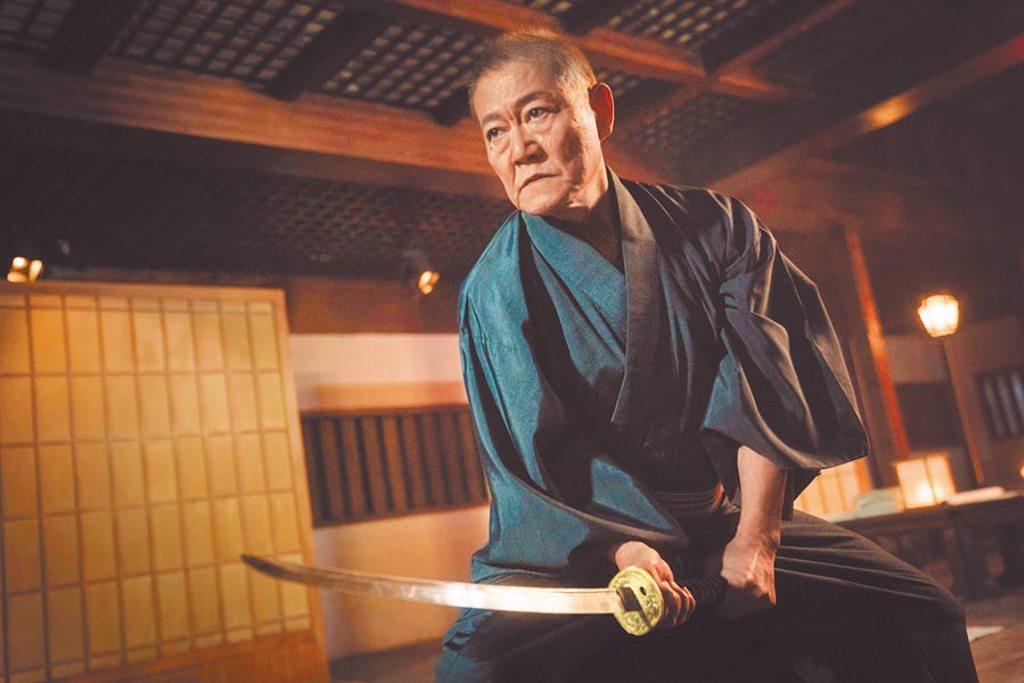 日本國寶級演員國村隼為《獵夢特工》，斥資百萬元訂製和服空運來台。（HBO Asia提供）
