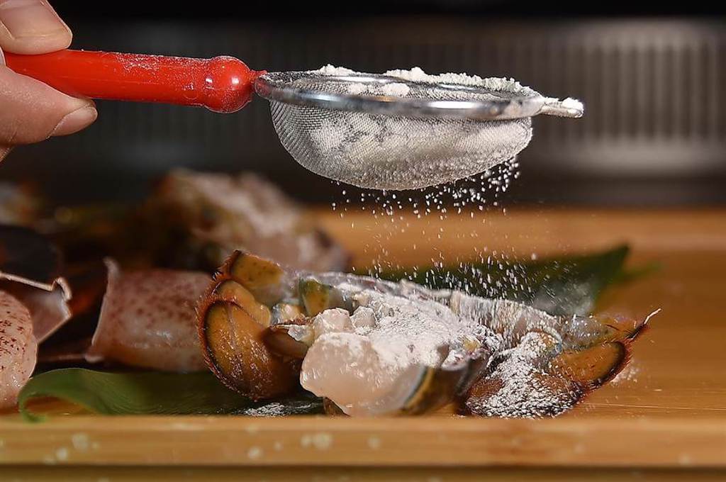 〈USHIMITSU犇和牛館〉的波士頓龍蝦的蝦身和巨螯，會先沾點麵粉鎖住肉汁後再於鐵板上煎熟。（圖／姚舜）