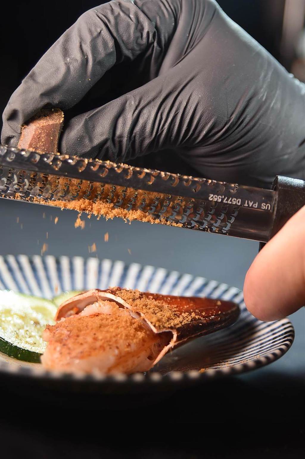 在鐵板上煎熟的波士頓龍蝦大螯，以現刨烏魚子提味後味道更甘甜。（圖／姚舜）
