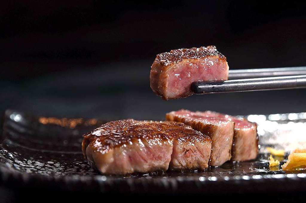 〈USHIMITSU犇和牛館〉1380元套餐就可享受用以日本A5級熊本和牛煎烤的〈極上A5和牛沙朗牛排〉。（圖／姚舜）