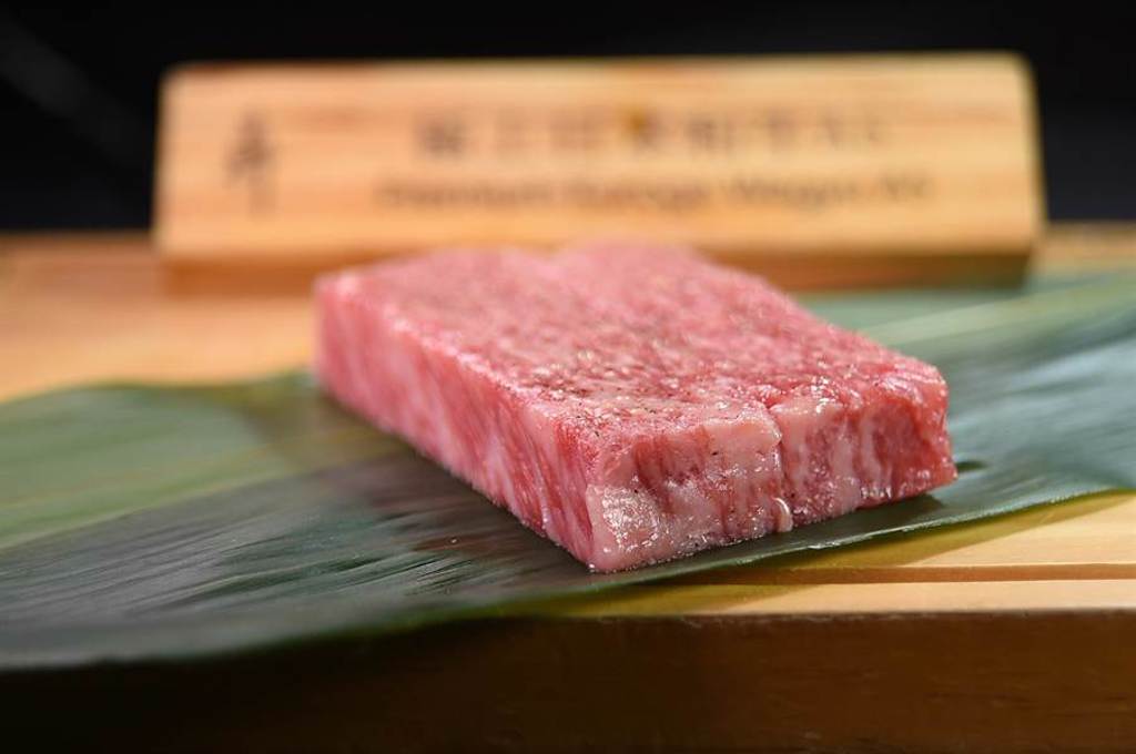 〈極上A5和牛沙朗牛排〉用的是日本熊本頂級品牌〈和王〉的極上牛種，油花分布細緻均勻。（圖／姚舜）