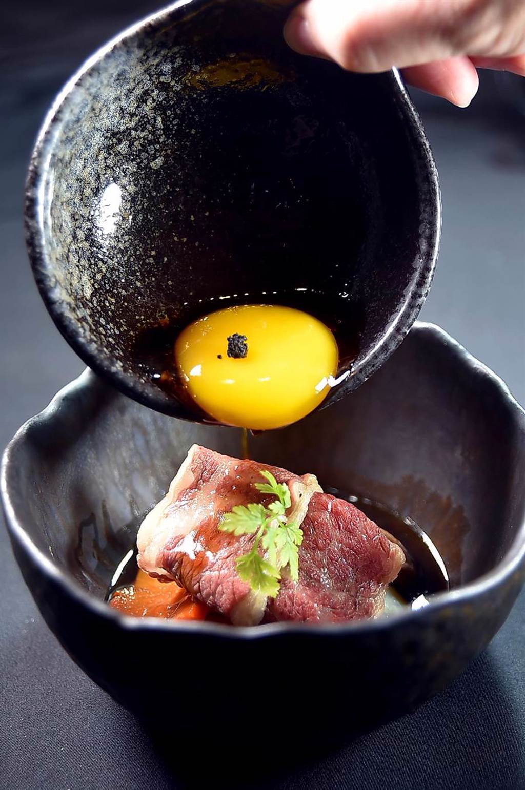 享用〈關東風壽司燒〉 時，可將CAS認證雞蛋倒入碗中打散，用涮好的和牛肉片沾著蛋液和醬汁一起入口。（圖／姚舜）
