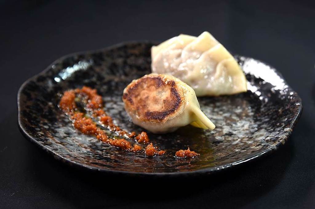 〈USHIMITSU犇和牛館〉套餐菜式〈和牛蟹肉煎餃〉，是以紅咖哩醬讓客人沾食提味。（圖／姚舜）