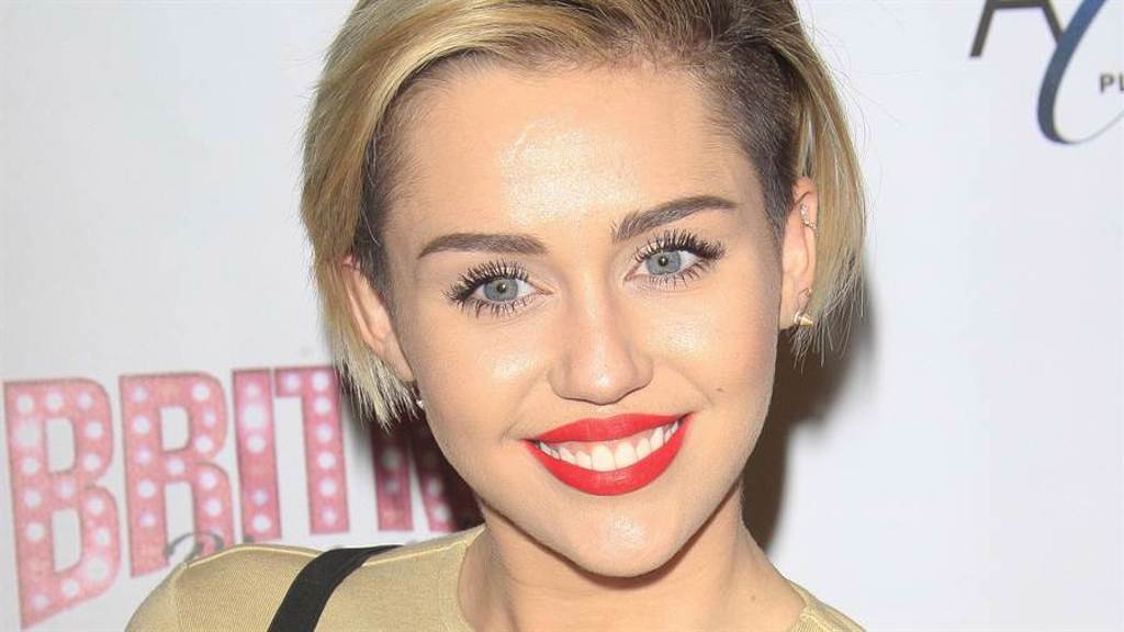 迪士尼女星麥莉·希拉(Miley Cyrus)上半身超透視 裡面沒穿「兩點若隱若現」（圖／shutterstock）