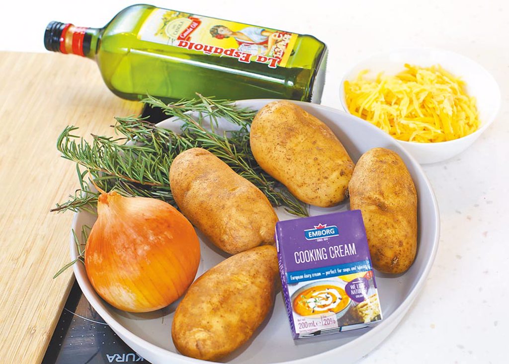 下酒菜起司馬鈴薯餅材料：橄欖油、2顆馬鈴薯、1包起司、鮮奶油、洋蔥