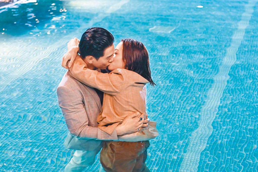 張立昂（左）、宋芸樺在《浪漫輸給你》上演泳池求婚戲。（三立提供）