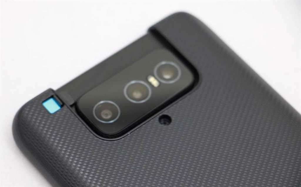 華碩ZenFone 7 Pro裝上Active case保護殼。有實體卡榫可以不讓相機意外旋出。(黃慧雯攝) 