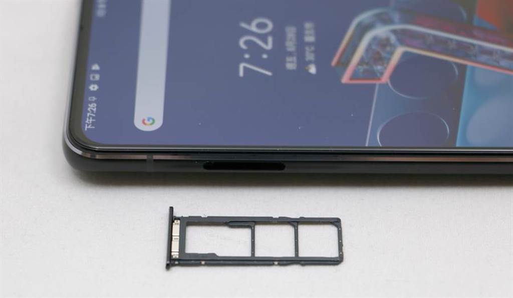 華碩ZenFone 7 Pro左側沒有任何按鍵，採用三卡卡槽，一般的退卡針無法輕易退出，得使用華碩內附的才能成功退卡。(黃慧雯攝)
