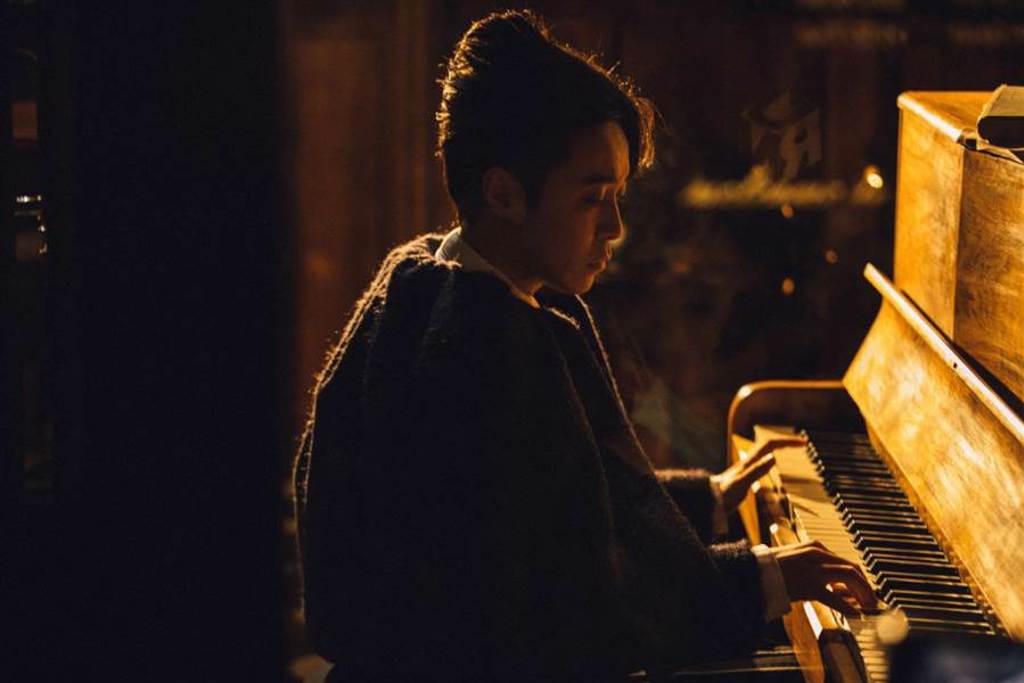 吳青峰鋼琴彈奏〈費洛蒙小姐〉。（環球音樂提供）