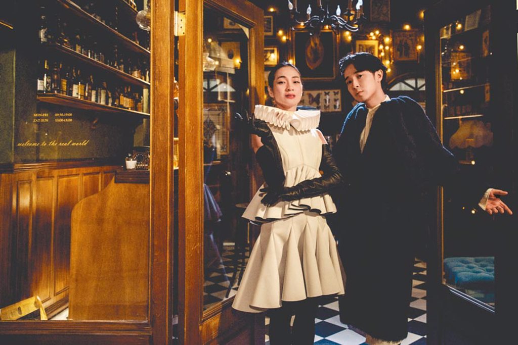 吳青峰（右）和陳雪甄合作〈費洛蒙小姐〉MV。 （環球音樂提供）