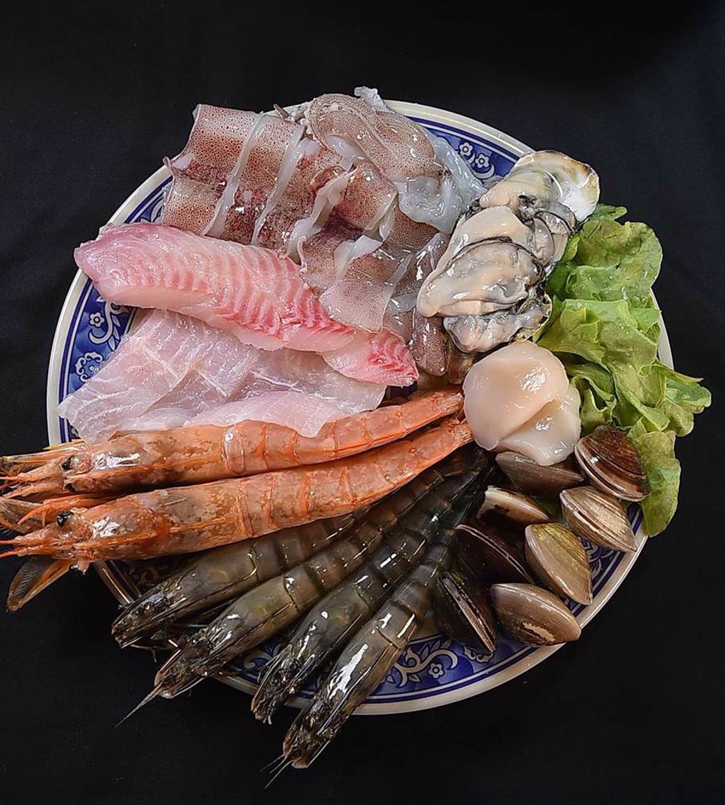 〈鐵火肥牛火鍋〉的海鮮食材標榜每天產地直送進貨，且選擇非常豐富，圖為含有天使紅蝦、小卷、干貝、草蝦、牡蠣、蛤蜊、鯛魚的「八鮮過海」。（圖／姚舜）
