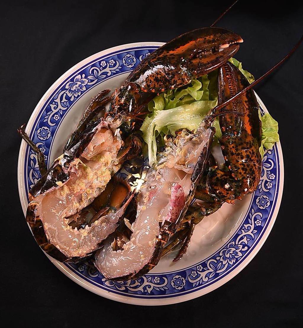 波士頓龍蝦近年在台灣廣受歡迎，在〈鐵火肥牛火鍋〉亦可以鮮活的波士頓龍蝦當涮料。（圖／姚舜）