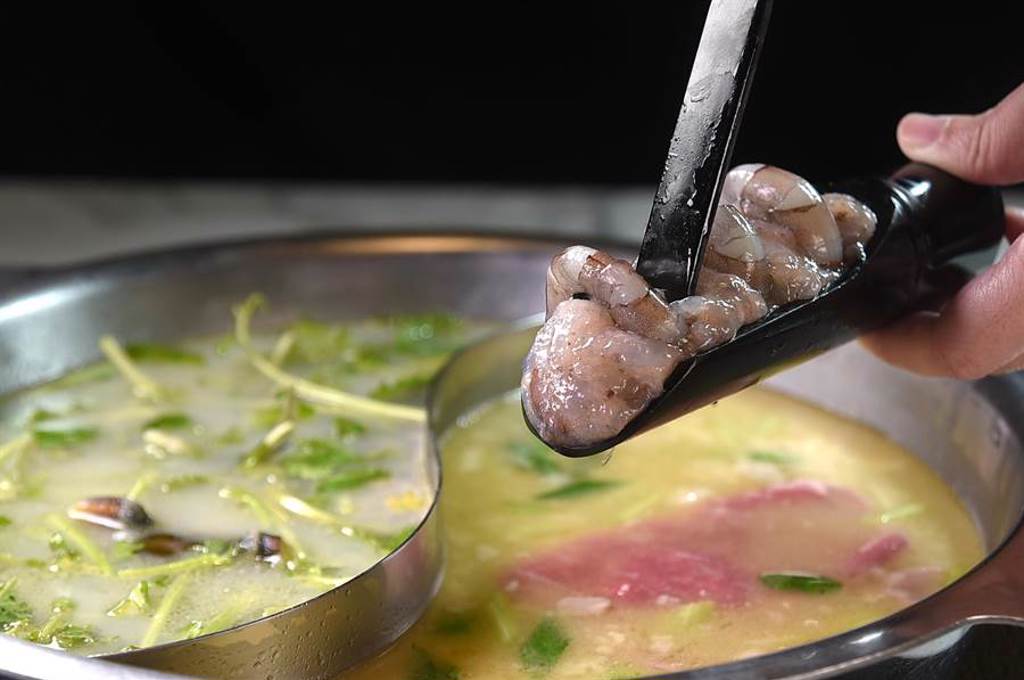 〈鐵火肥牛火鍋〉的食材用料不俗，如〈蝦滑〉就用了草蝦漿搭配白蝦，增加口感與風味層次。（圖／姚舜）