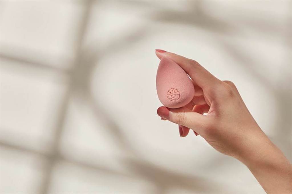 「玉山杜鵑美妝蛋」是經典的水滴造型，尖頭可深入眼周等細微處，並打造薄透明亮的底妝。（圖／品牌提供）