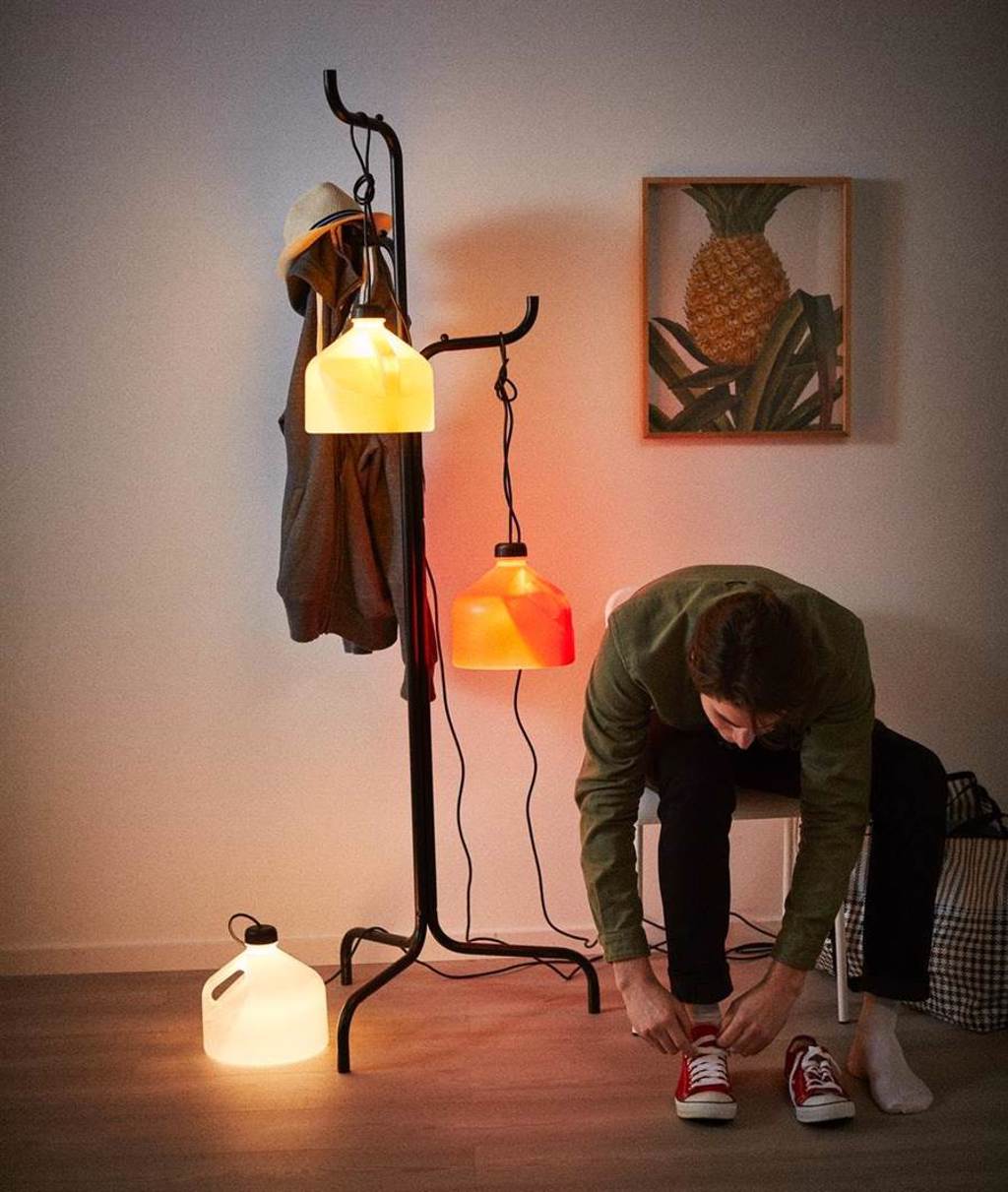 圖一：外表神似手把水壺的LED燈串，可搭配不同色，增添新意，699元。（IKEA提供）