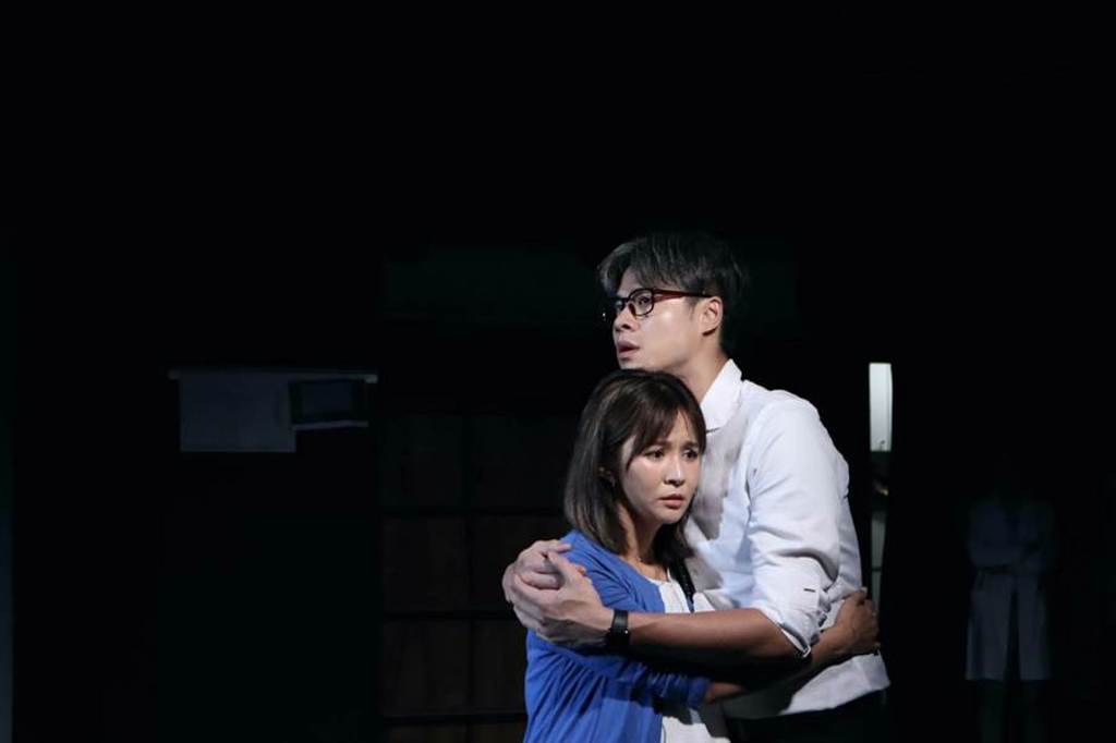 吳定謙、吳怡霈在舞台劇版《我們與惡的距離》飾演夫妻。（故事工廠提供）