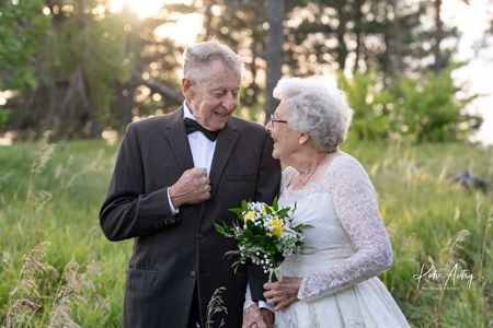 80歲老夫妻慶結婚紀念日 披上60年前白紗...草地上漫舞