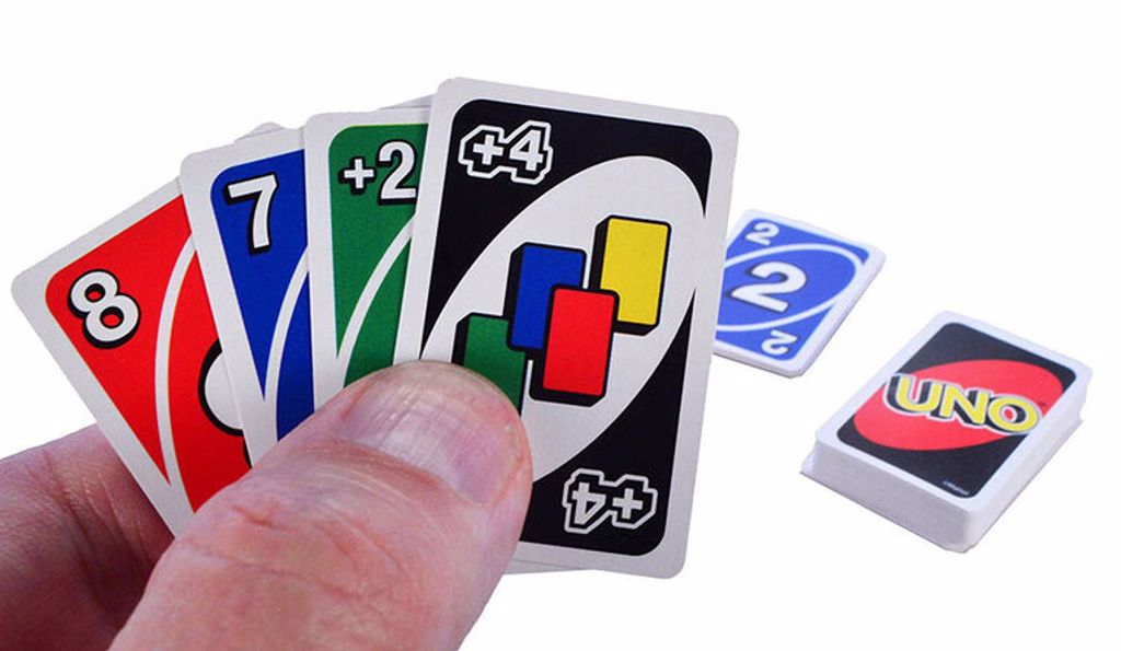 卡牌的大小特性，進行遊戲需用指尖捏住