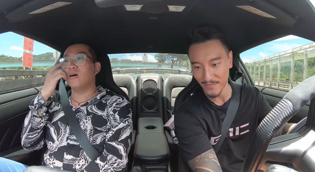 王陽明帶著Joeman上路介紹自己愛車GTR內裝配備(圖片翻攝至Joeman YouTube頻道)