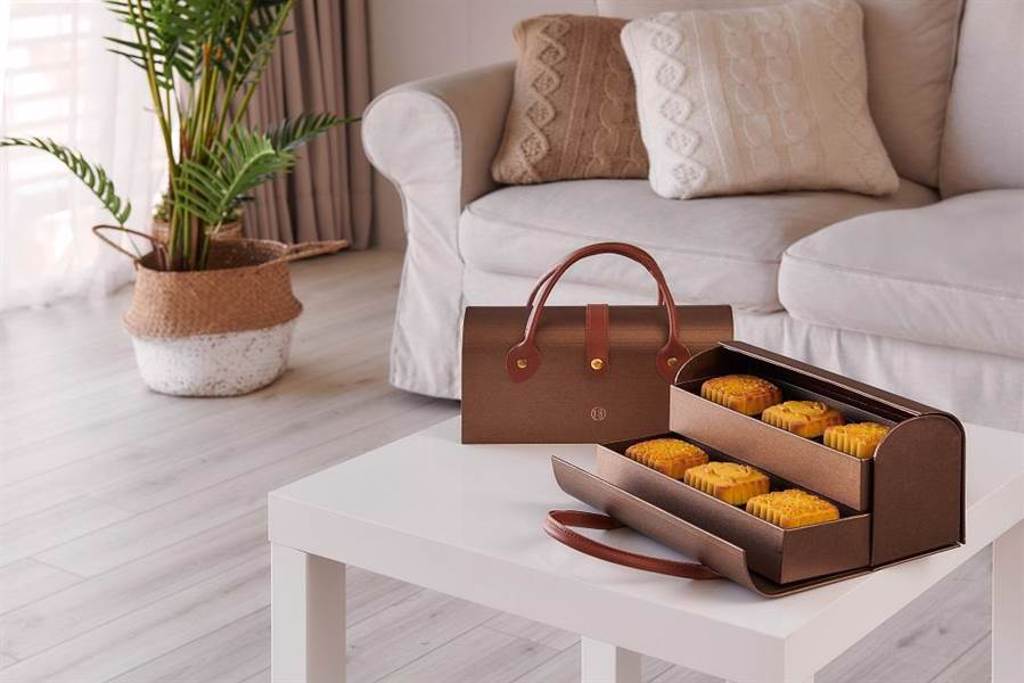 新東陽「金飲藏月」提包變禮盒，吃月餅也可以很時尚。圖：業者提供