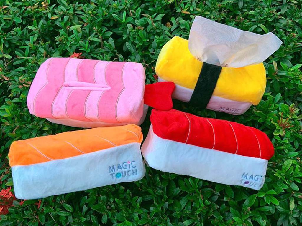 4款經典壽司造型面紙套是忙碌生活中不可或缺的療癒小物。（圖／楊婕安攝）