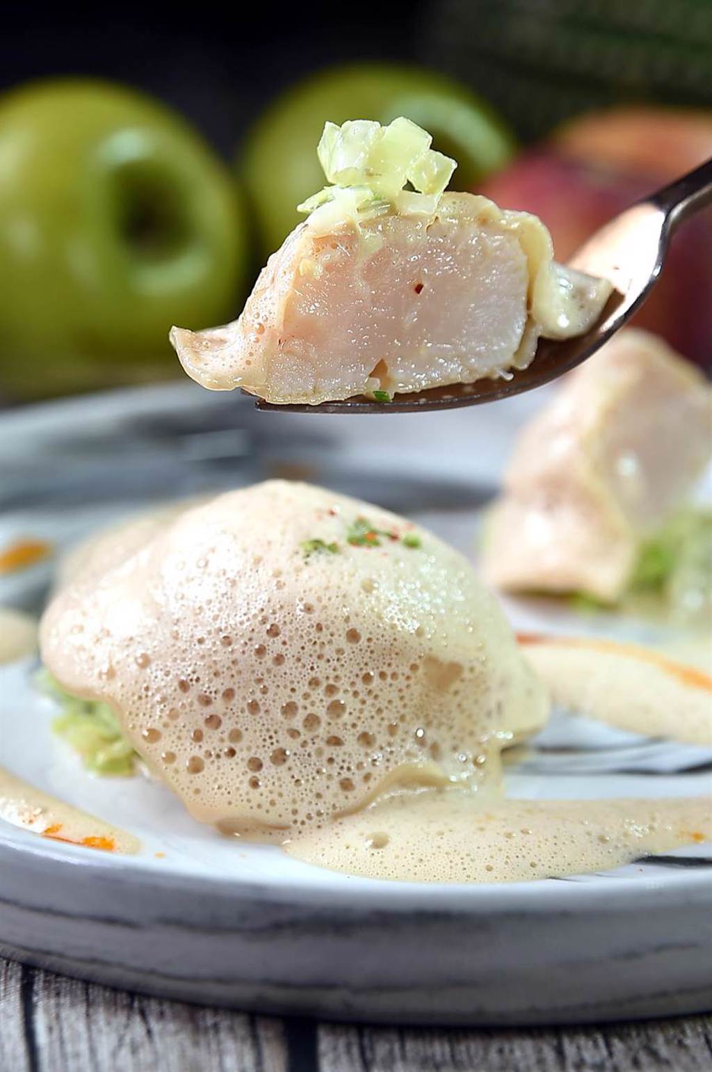 〈手工義大利干貝餃〉是將一整顆生食級北海道大干貝作餡，切開後從剖面看見真材實料。（圖／姚舜）
