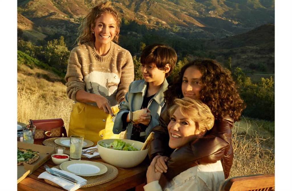 Jennifer Lopez帶著母親Guadelupe Lopez、女兒Emme及兒子Max Muñiz一同入鏡。（圖／品牌提供）