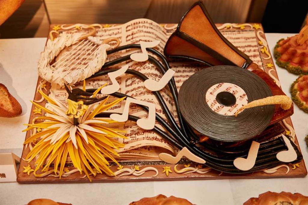 王柏峰藝術麵包「復古唱片機」，做出微立體效果，技法完整。（統一提供）
