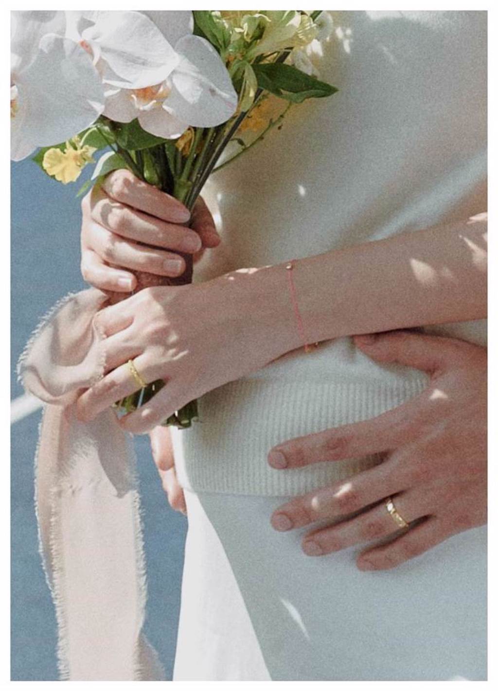 楊祐寧從Melinda身後雙手環抱愛妻的孕肚，兩人手指上的CHAUMET婚戒清晰可見。（擷自楊祐寧臉書）
