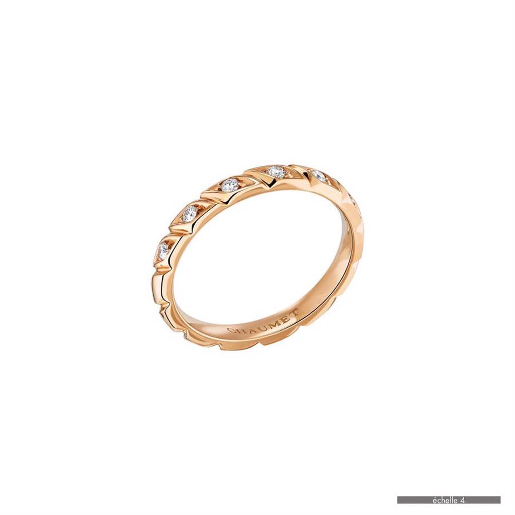 CHAUMET的Torsade玫瑰金鑲鑽戒指。（CHAUMET提供）