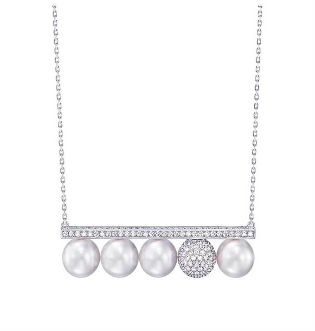 TASAKI為歡慶balance問市十周年，推出頂級奢華版balance signature decade pearls & diamonds項鍊，94萬元。（TASAKI提供）