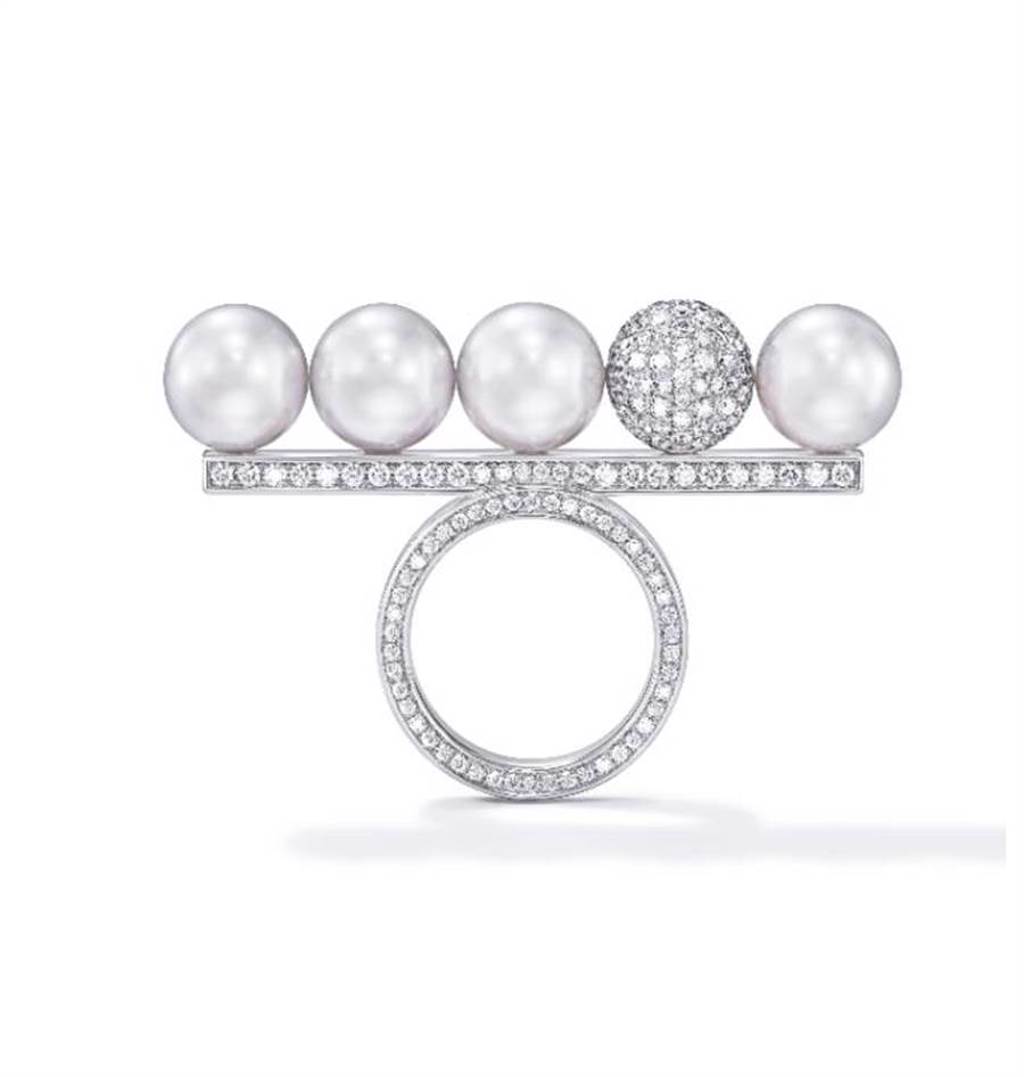 TASAKI為歡慶balance問市十周年,推出頂級奢華版balance signature decade pearls & diamonds戒指,101萬元。(TASAKI提供)