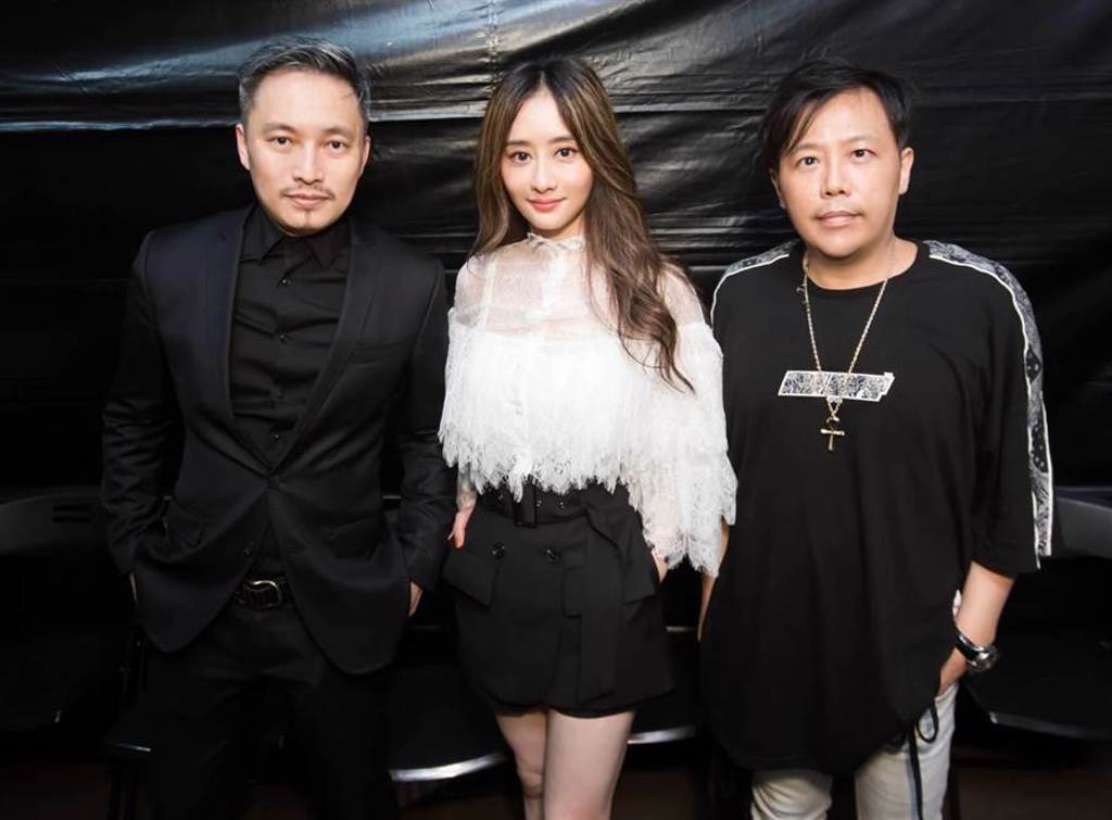 導演錢人豪（左起）、陳德容、導演姜寧在活動現場合影。（陳德容提供）