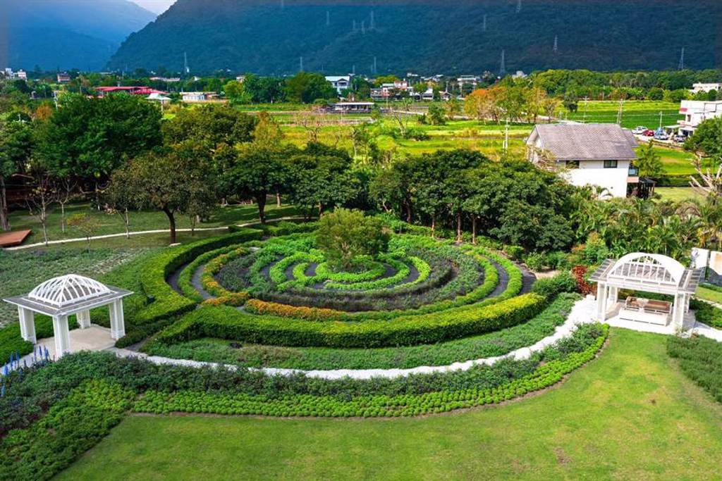 秧悅美地度假酒店以綠建築度假旅館的概念，融入萬坪有機香草農場。（東南旅遊提供）